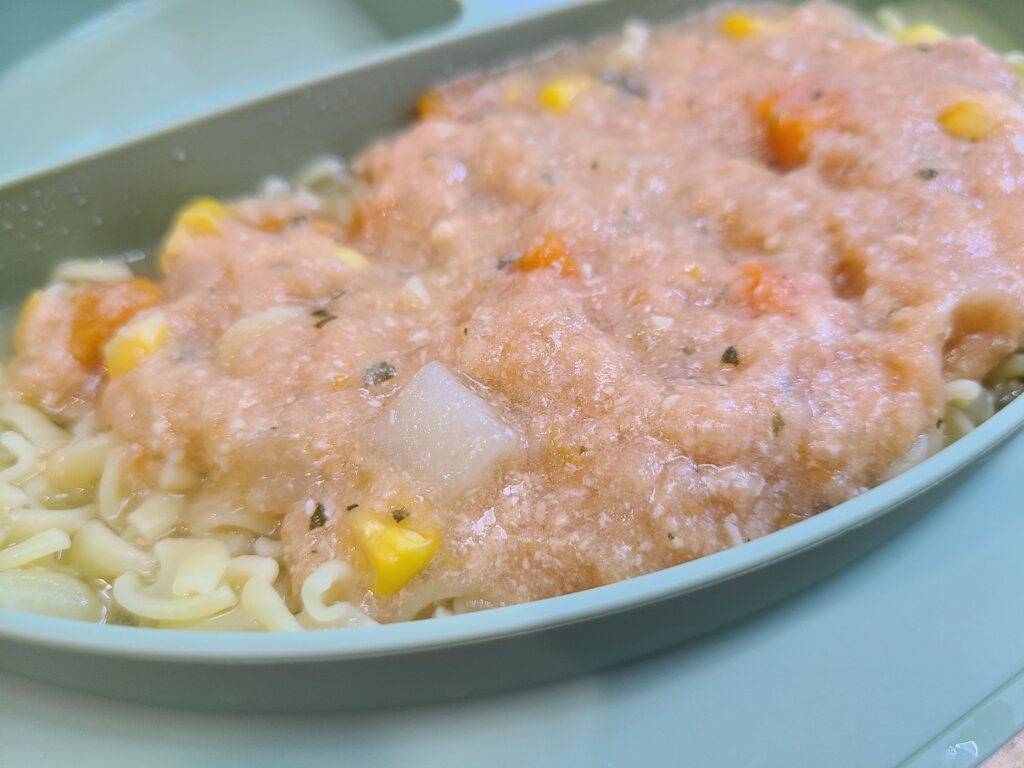 オイシックス“の「完了期 鶏鶏ささみと5種野菜のミートソース