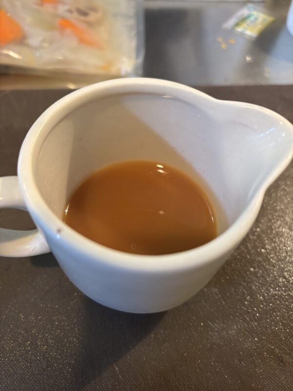 小鉢でゆず味噌だれと水を混ぜ合わせて、特製ソースを作る様子