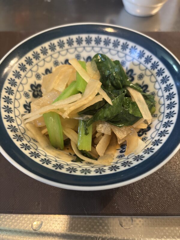 副菜の大根と小松菜のお浸し。煮物のたれがよく染みた盛り付け