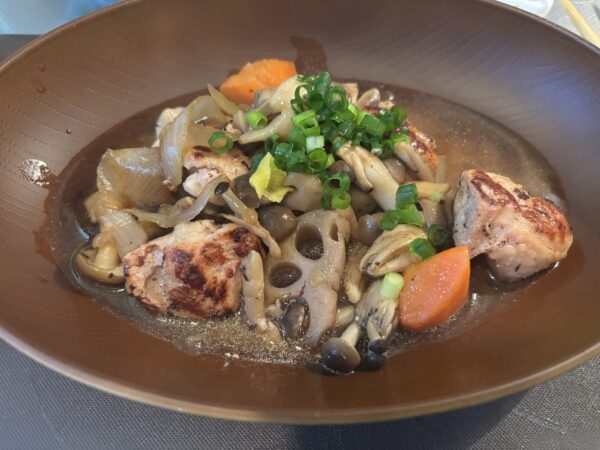 完成したゆず味噌チキンのアップ写真。鶏肉と根菜が美味しそうな仕上がり