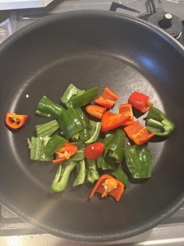 フライパンに油を引き、野菜を焼いていく調理工程