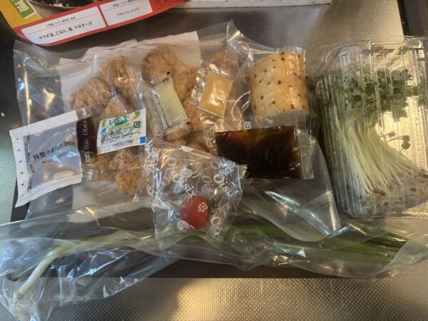 ミールキットを開封して中身を取り出し、野菜を水洗いする準備