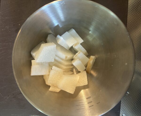 長芋をいちょう切り、ミニトマトを半分、小ネギを小口切りにカットした様子