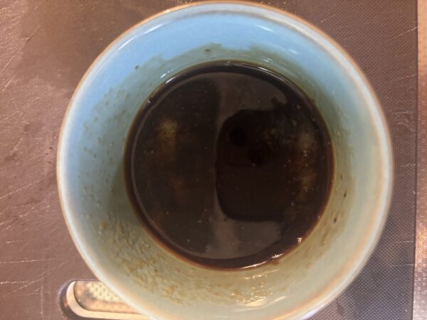 耐熱容器でタレと薬味を混ぜ合わせ、電子レンジで加熱する工程