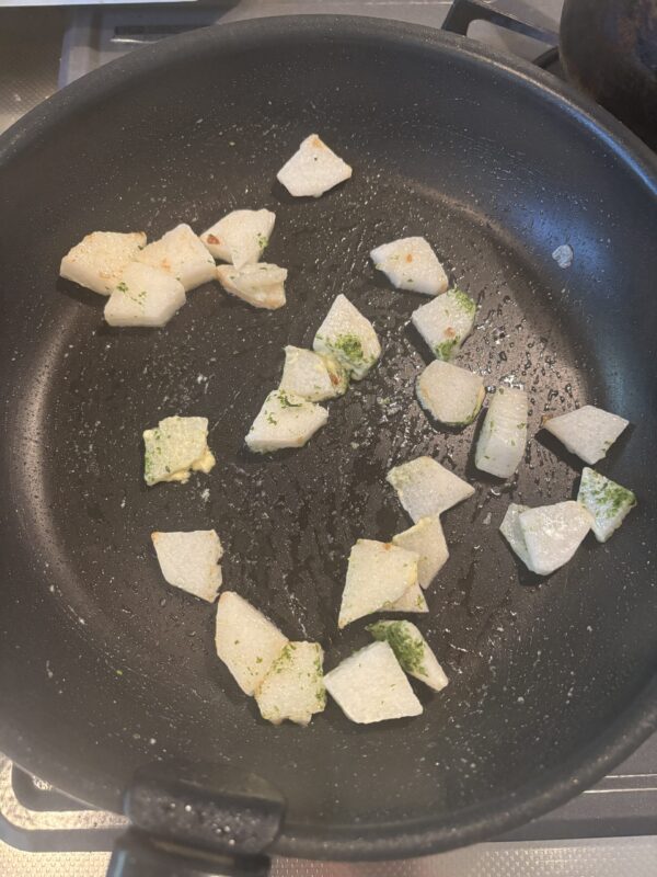 焼いた長芋にあおさマヨネーズを和え、唐揚げと一緒に盛り付ける工程