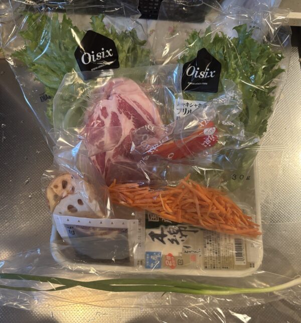 ミールキットを開封して中身を取り出し、調理の準備を整えた様子