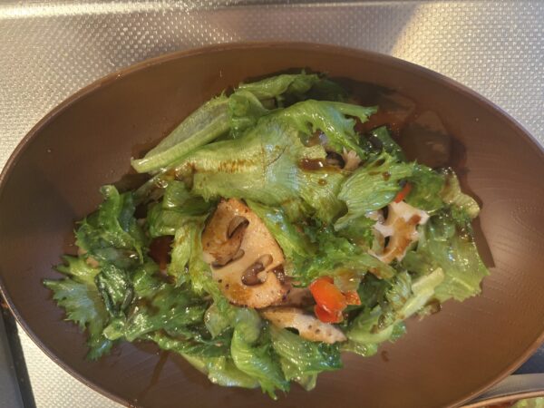オイスターソースがよく絡んだ、レタスたっぷりの主菜の仕上がり