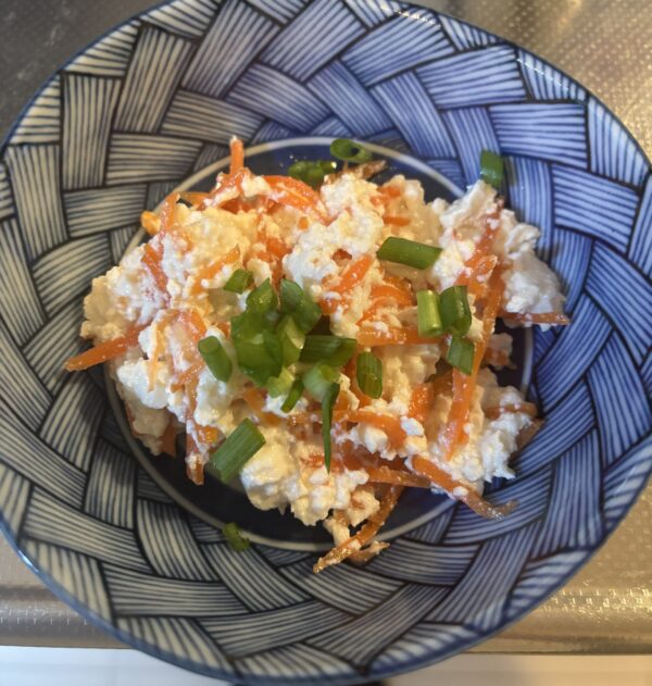 塩とごま油でシンプルに味付けされた、にんじんの白和え風の副菜