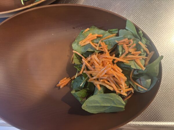 器にベビーリーフと塩揉みしたニンジンを彩りよく盛り付けた状態