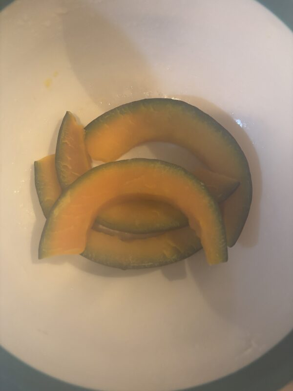 レンジで加熱したかぼちゃを潰し、ドレッシングを混ぜてマッシュサラダを作る工程