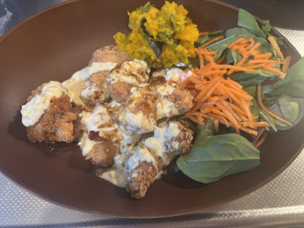 完成したハニーマスタードタルタルチキンとかぼちゃサラダのワンプレート